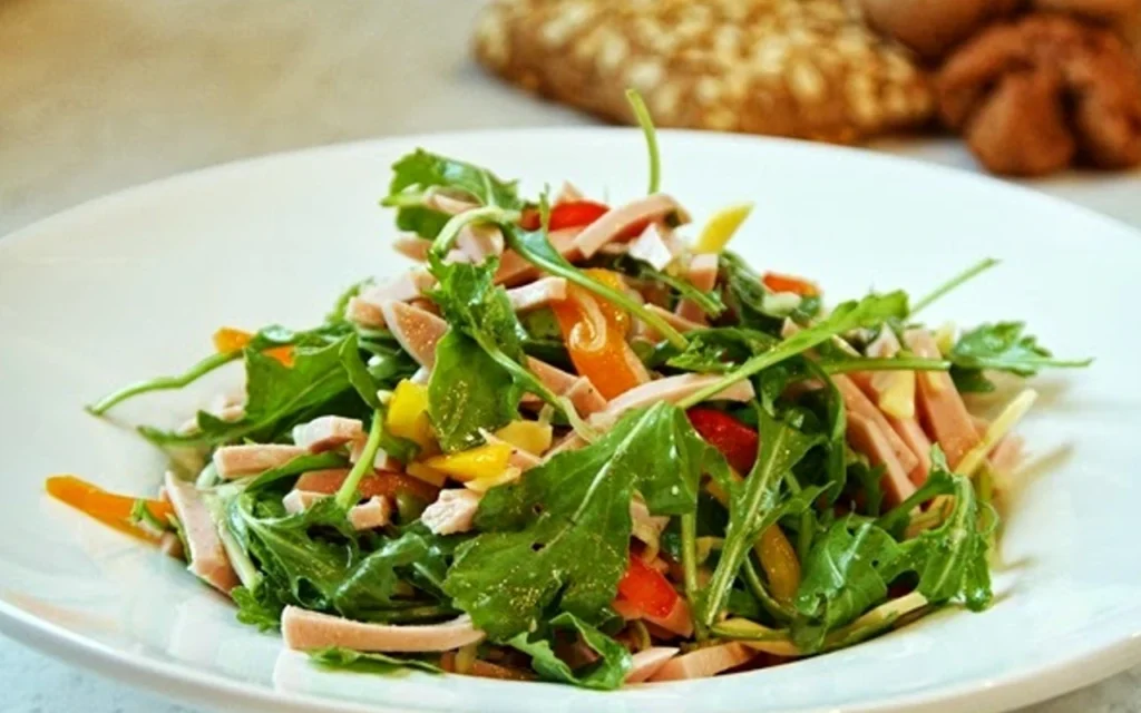 Saurer Wurstsalat mit Extrawurst, Paprika und Kürbiskernöl