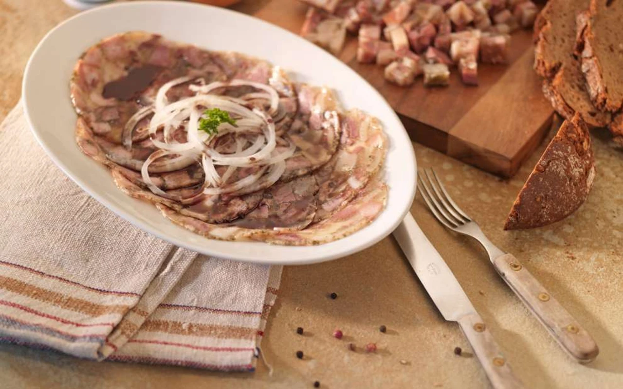 Saure Presswurst mit Zwiebeln und Kürbiskernöl
