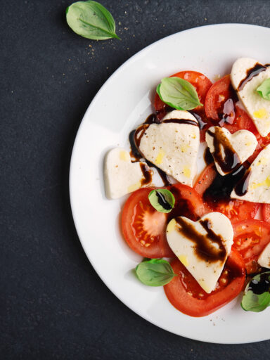 Mozzarella auf Tomaten Caprese