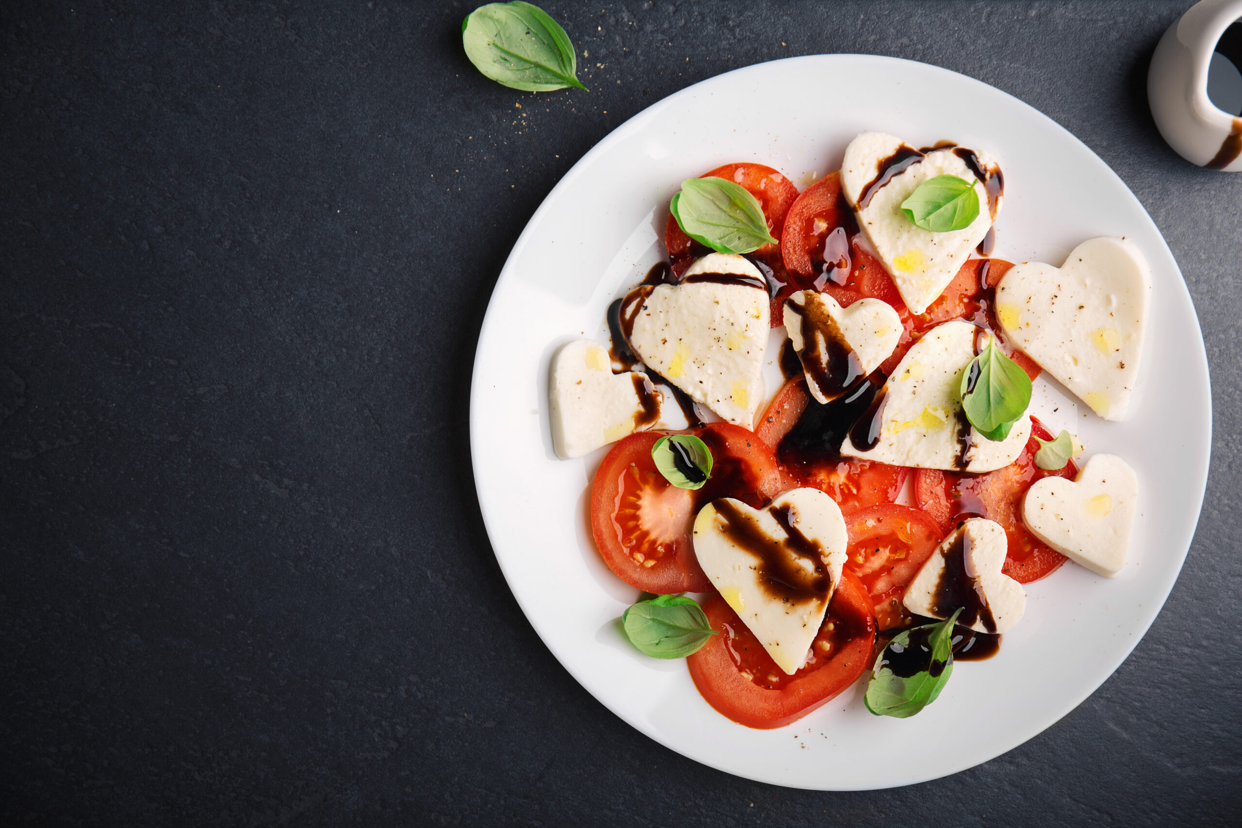 Mozzarella auf Tomaten Caprese