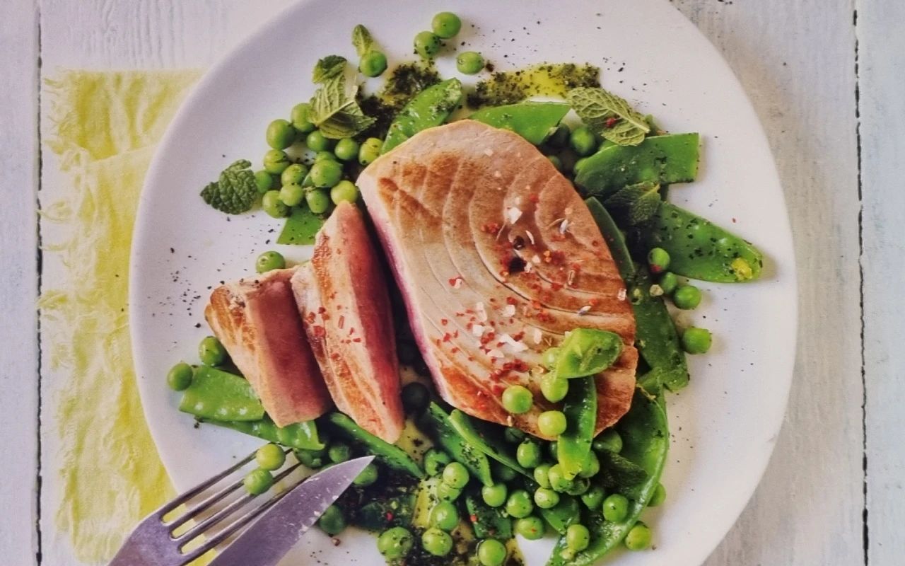 Thunfisch mit Gemüse und Minz-Pesto