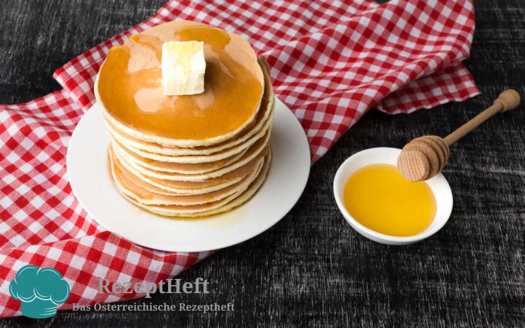 Fluffige American Pancakes mit Ahornsirup und Butter