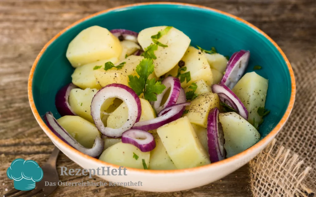 Klassischer Wiener Erdäpfelsalat mit Schnittlauch